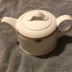 Villeroy & Boch White Ceramic Teapot with Subtle Floral Accent